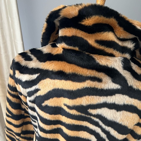 Nasty Gal Black and Tan Tiger Print faux fur coat - Picture 10 of 10